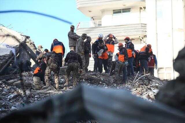 Cumhurbaşkanı Yardımcısı Fuat Oktay, depremden etkilenen 10 ildeki vatandaşlara seslendi: Ekmeklerini fırınlardan ücretsiz alabilirler
