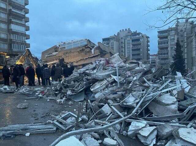 Cumhurbaşkanı Yardımcısı Fuat Oktay, depremden etkilenen 10 ildeki vatandaşlara seslendi: Ekmeklerini fırınlardan ücretsiz alabilirler