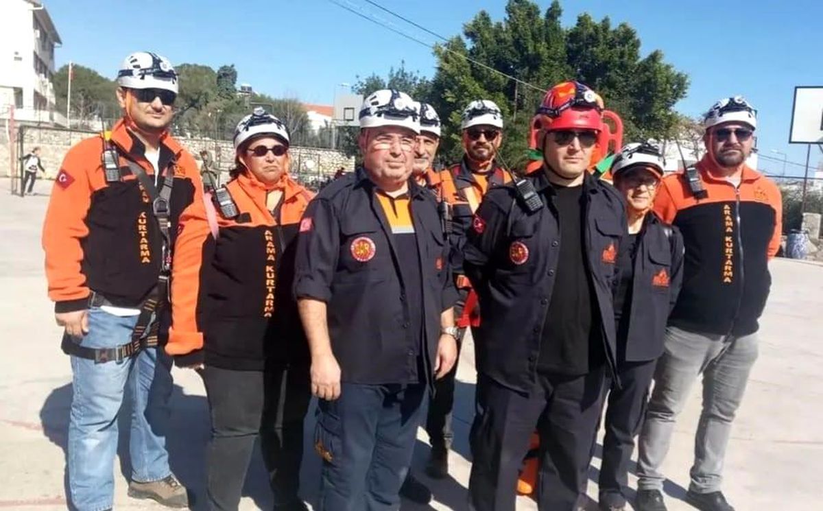 Datça\'dan 17 kişilik ekip deprem bölgesi için yola çıktı