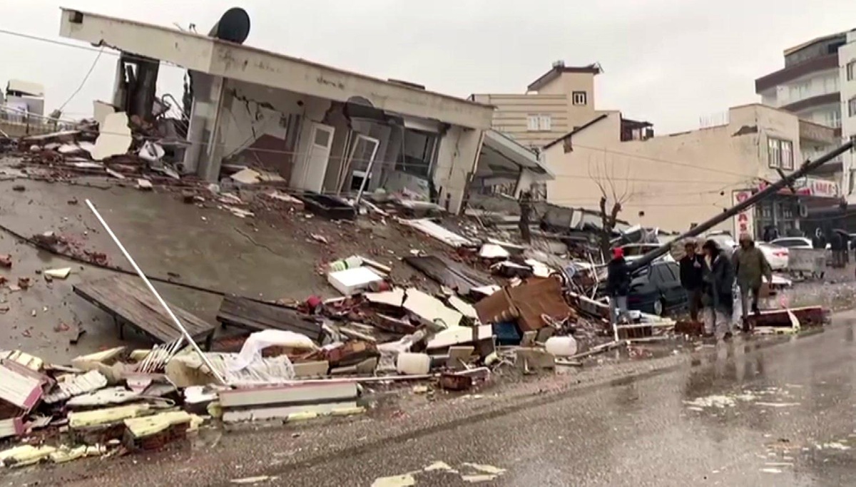 Deprem\'in enkazı gün ağarınca ortaya çıktı