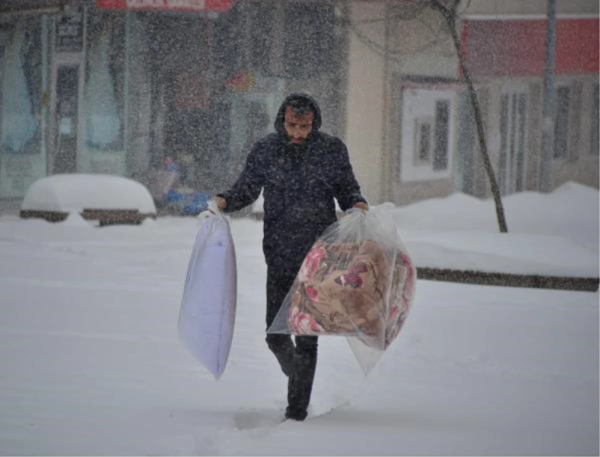 Deprem bölgesine yardım için kar kış dinlemediler