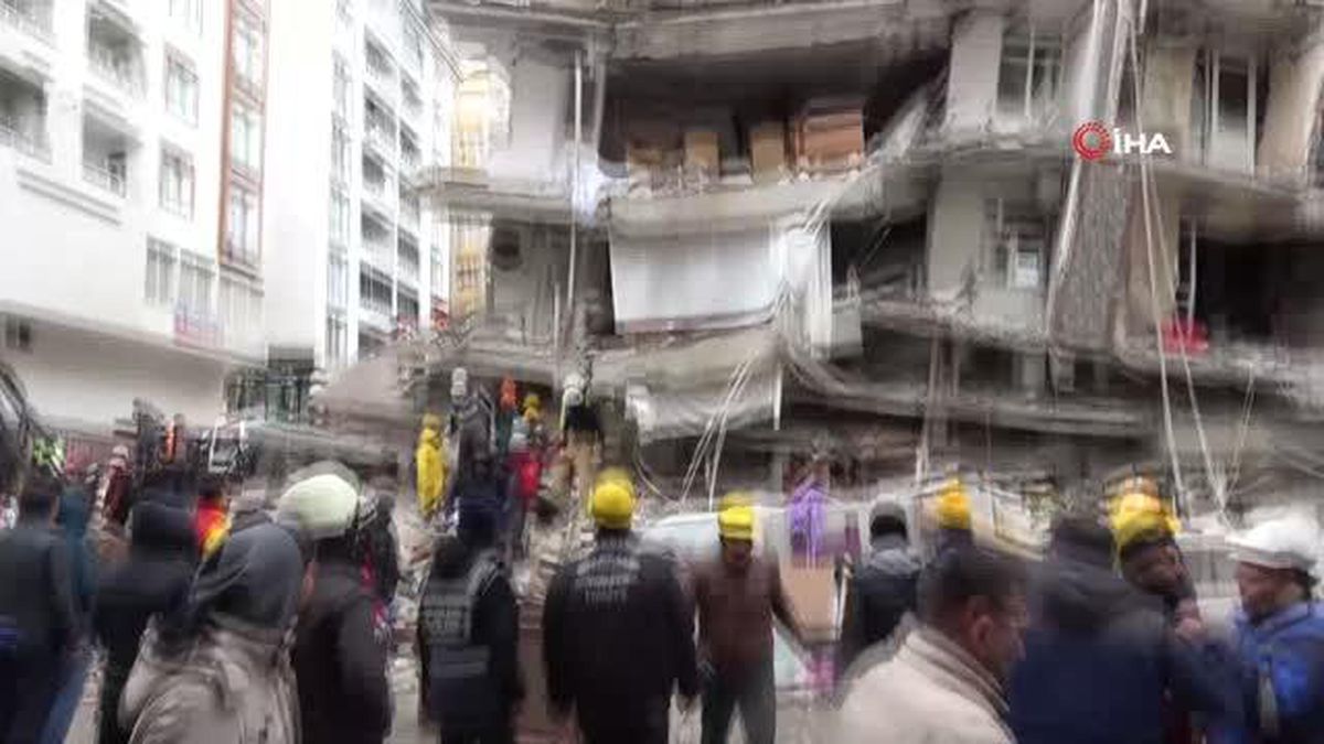 Deprem Diyarbakır'ı bir kez daha vurdu: Yıkılan apartmanlarda kurtarma ekipleri yaralandı