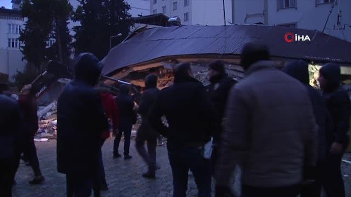 Depremde Kahramanmaraş\'ta birçok bina yıkıldı, kurtarma çalışmaları sürüyor