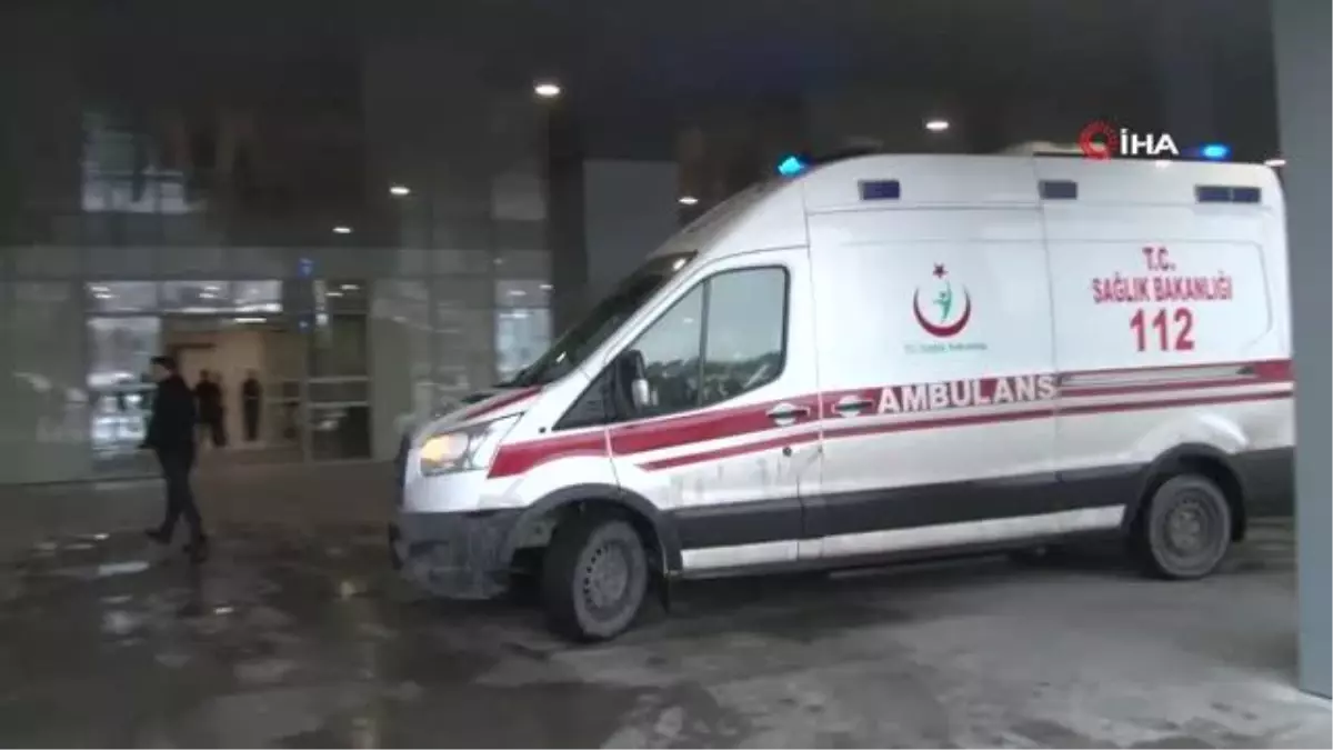 Depremde yaralanan 1\'i çocuk 4 kişi ambulans uçakla Ankara\'ya getirildi
