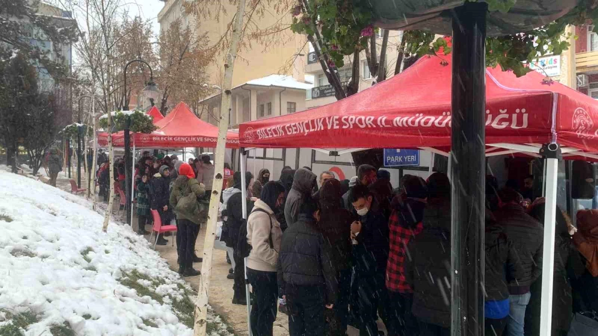 Depremde yaralananlar için kan vermek isteyen vatandaşlar uzun kuyruklar oluşturdu