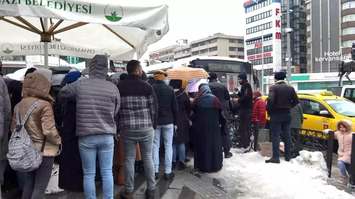 Depremde yaralananlara kan vermek isteyenler Kızılay\'a koştu