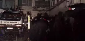 Depremde zarar gören hastanede mahsur kalan hemşire ve hastalar kurtarıldı