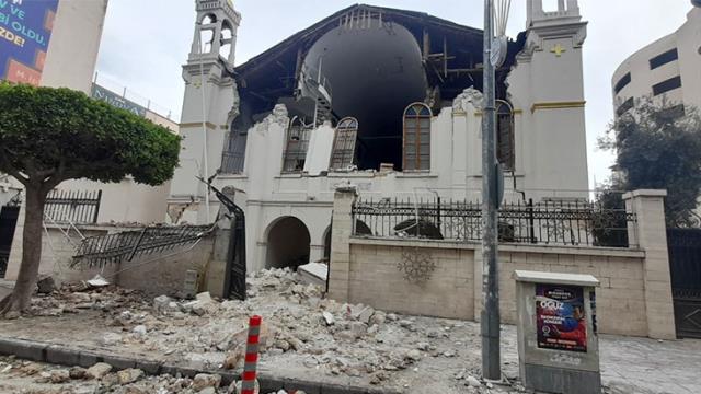 Depremi en çok hisseden illerden olan Hatay'da tarihi Antakya Rum Ortadoks Kilisesi yıkıldı