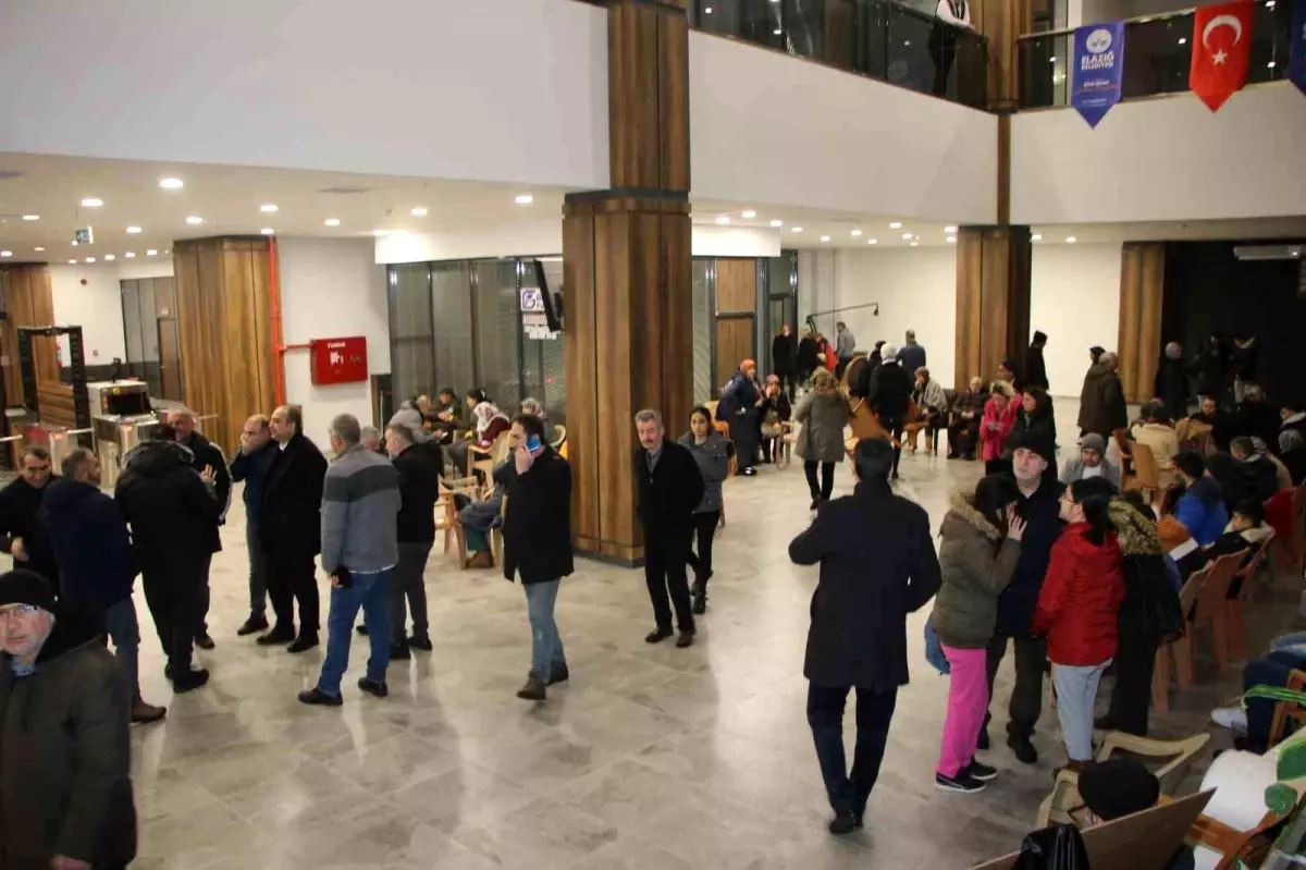 Depremi yaşayan Elazığlılar fuar merkezlerine akın etti