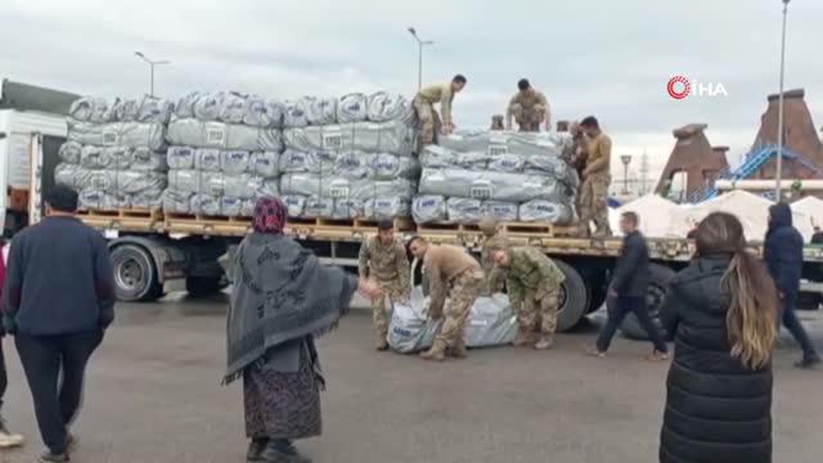 Depremin vurduğu Osmaniye\'de çadırlar kuruluyor