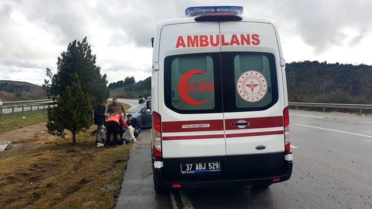 Depremzede yakınlarına giderken kaza yapan aileye Kastamonu UMKE ekibi müdahale etti