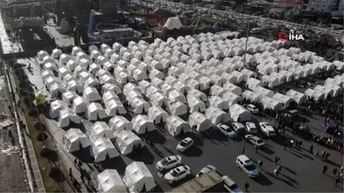 Depremzedeler çadırlara yerleşmeye başladı