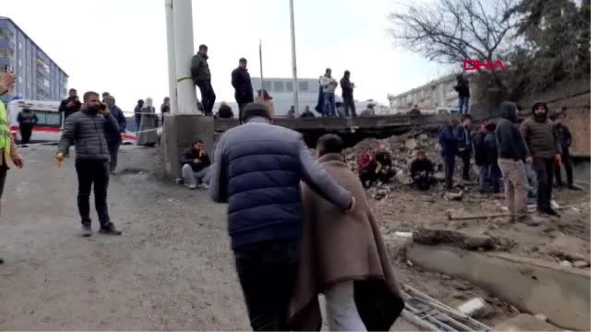 Diyarbakır\'da göçük altında kalan 7 çocuğu ve eşini kurtarma çalışmalarını gözyaşlarıyla bekledi