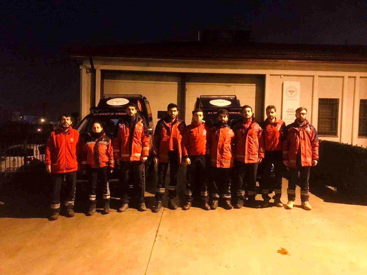 Düzce\'den deprem bölgesine sağlık ekipleri yola çıktı