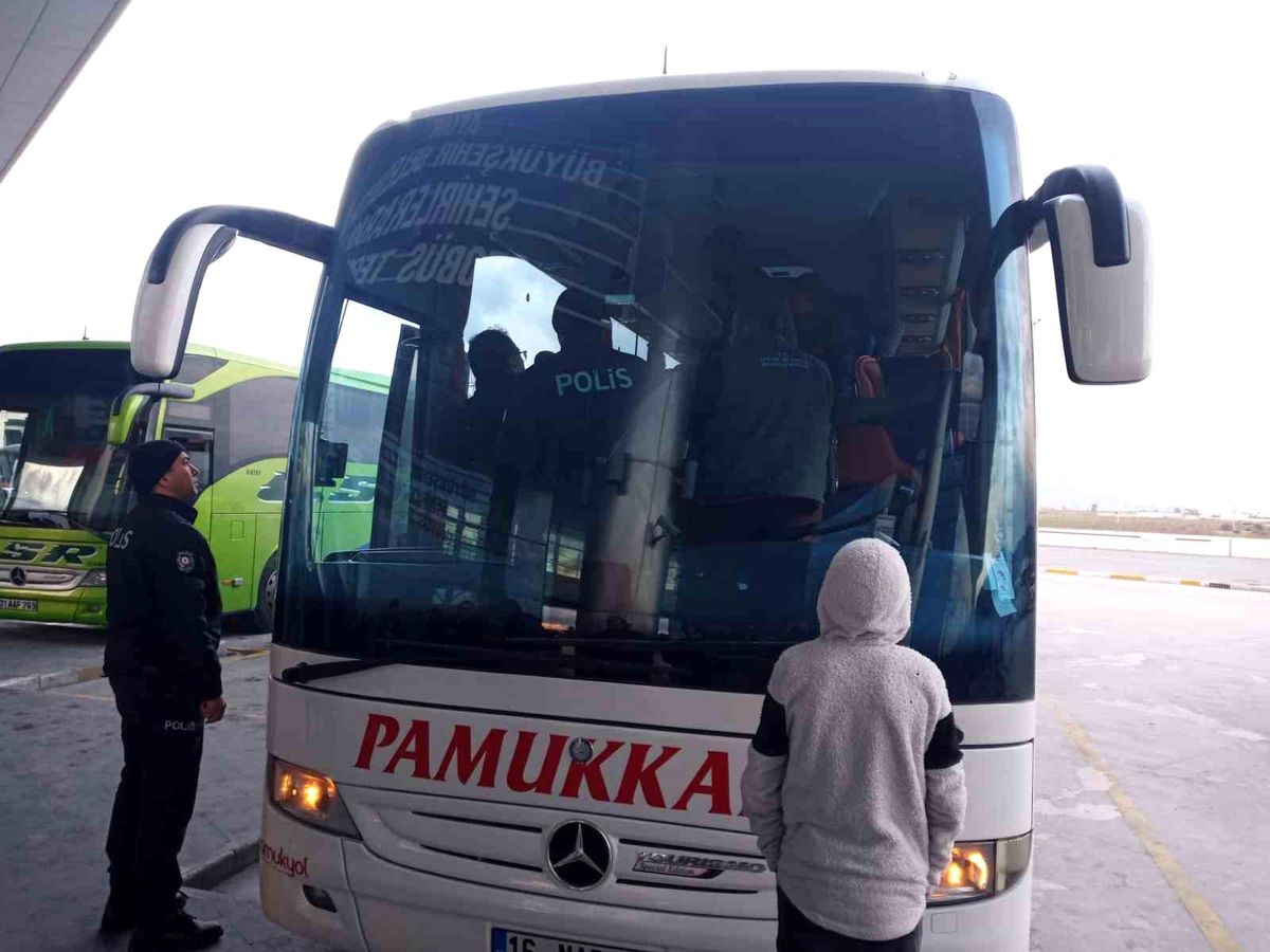 Ecel yaşlı adamı otobüste yakaladı