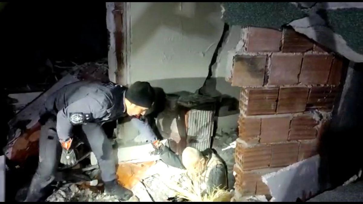 Enkazda mahsur kalan 4 kişilik aileyi polisler kurtardı