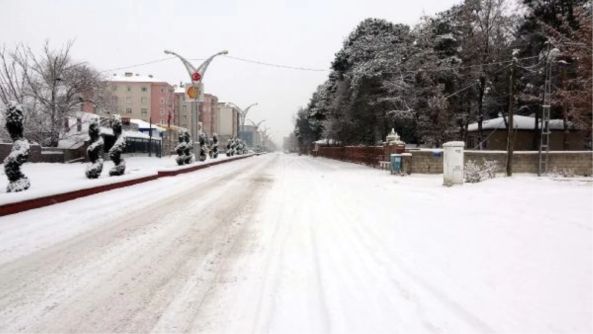 Konya\'da kar yağışından okullar tatil oldu, yollar ulaşıma kapandı