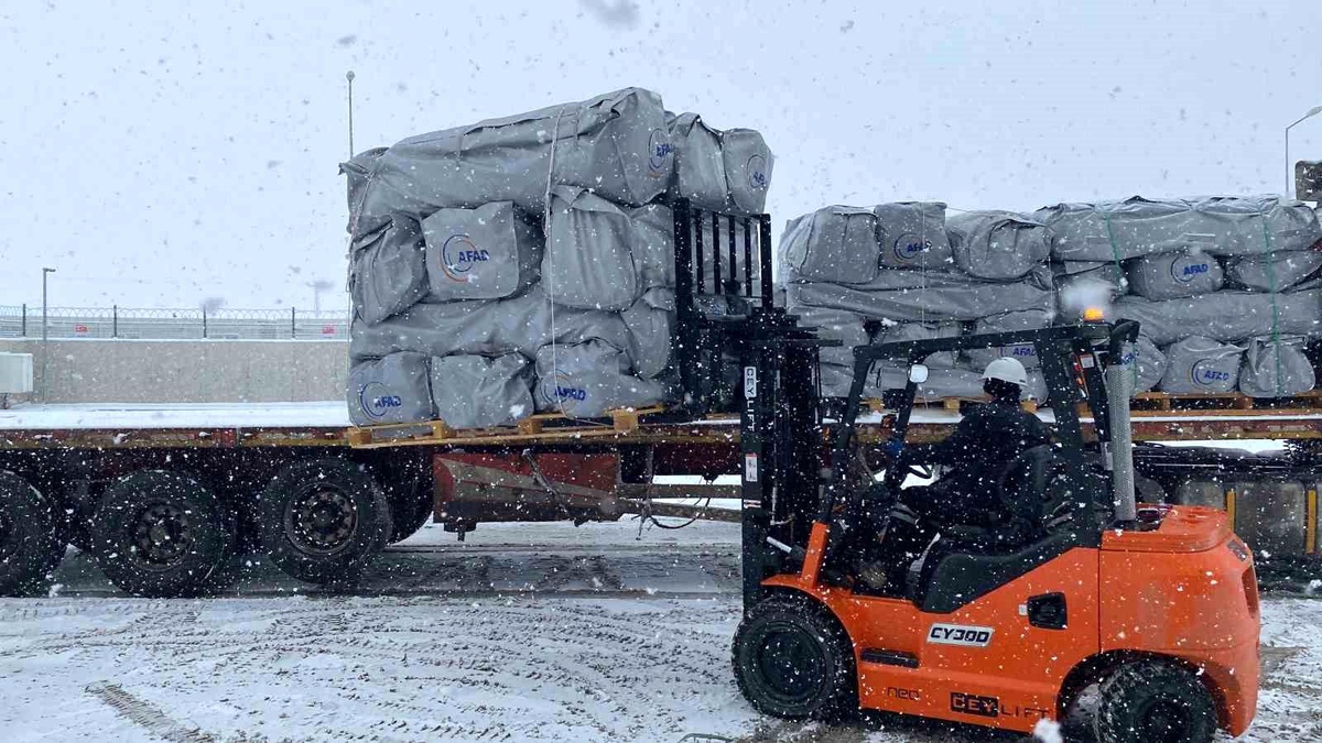 Erzincan\'daki AFAD lojistik deposundan deprem bölgelerine yardım