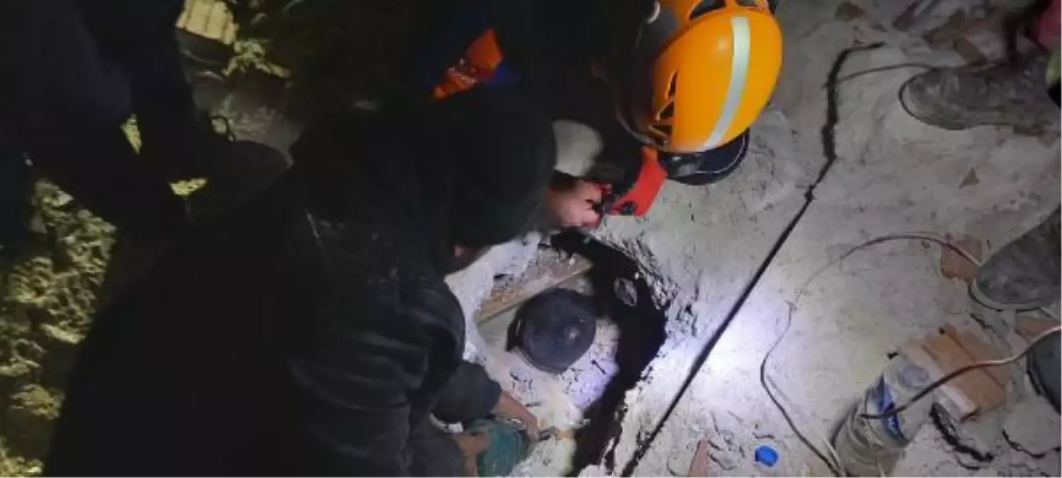 Erzurum\'dan giden AFAD ve PAK, 9 vatandaşı enkazdan sağ çıkardı