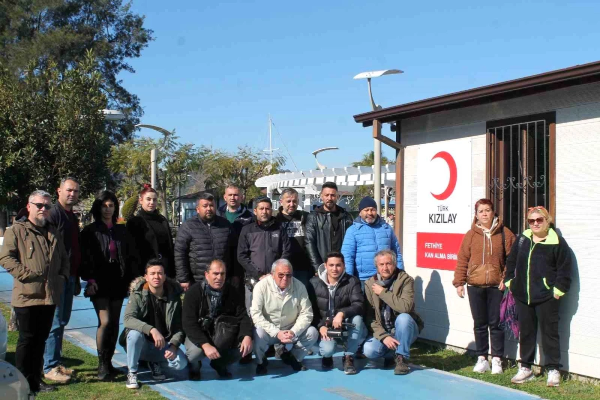Fethiye\'de gazeteciler depremzedeler için kan bağışında bulundu