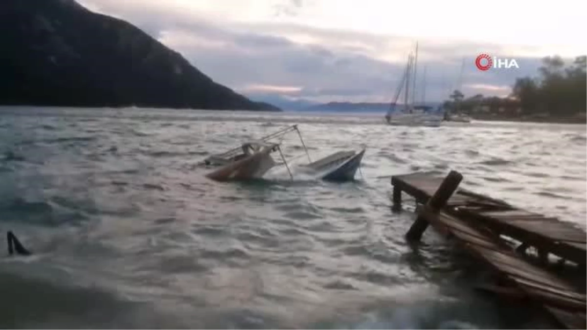 Fırtına tekneleri batırdı, iskeleleri yerinden söktü