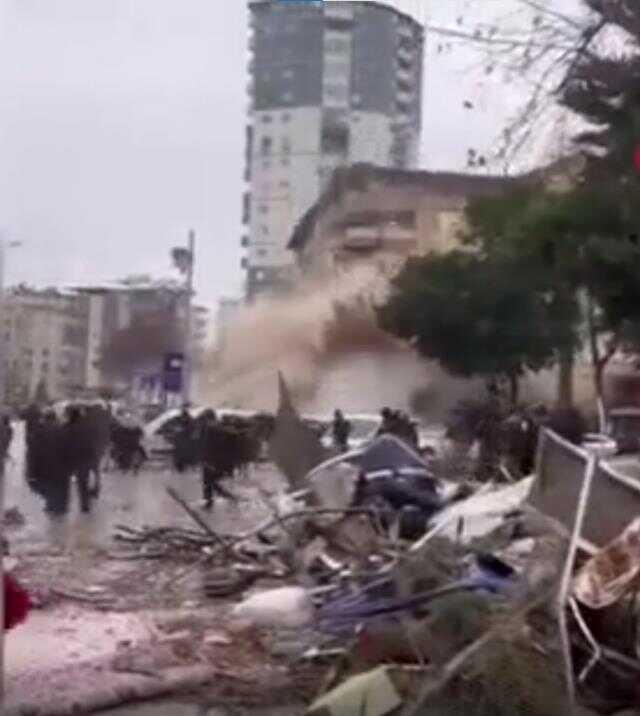 Gaziantep'te binanın çökme anı cep telefonu kamerasına yansıdı