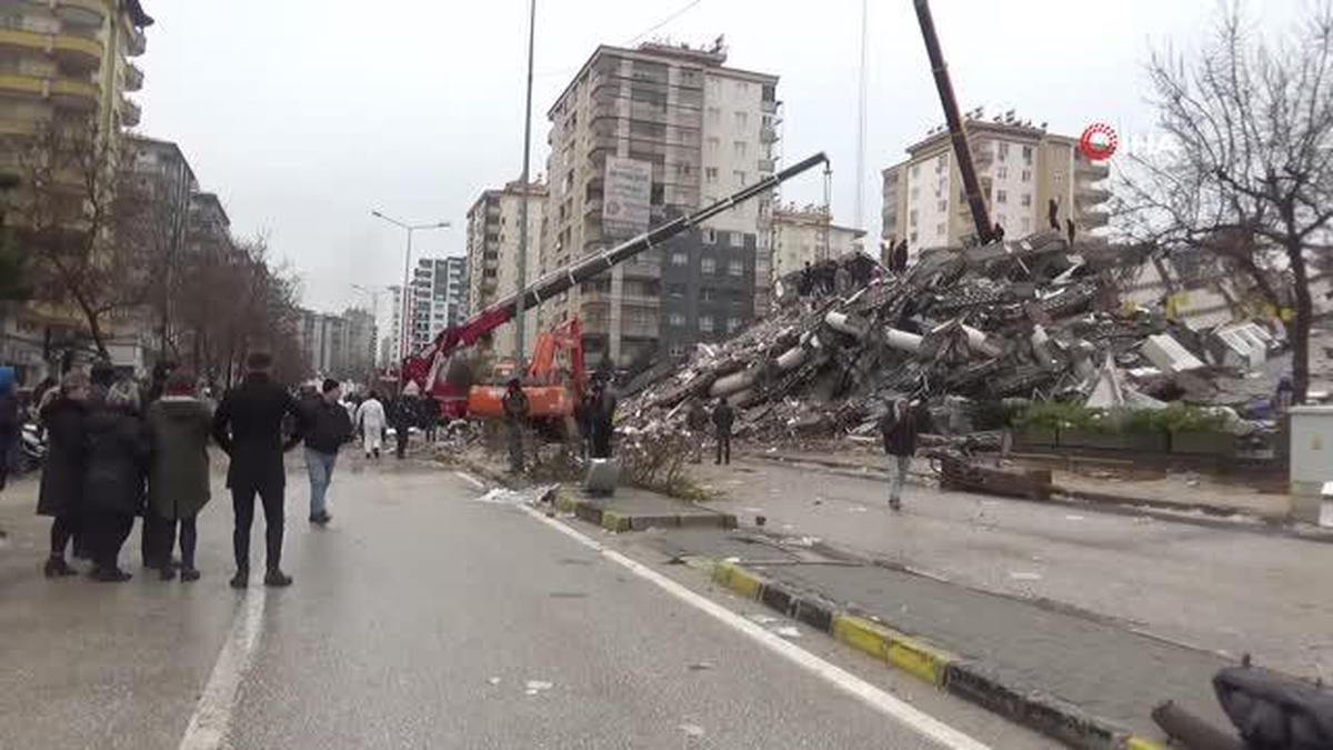 Gaziantep\'te yürek burkan görüntü...Çocuğunu kurtarmak için enkaza böyle daldı