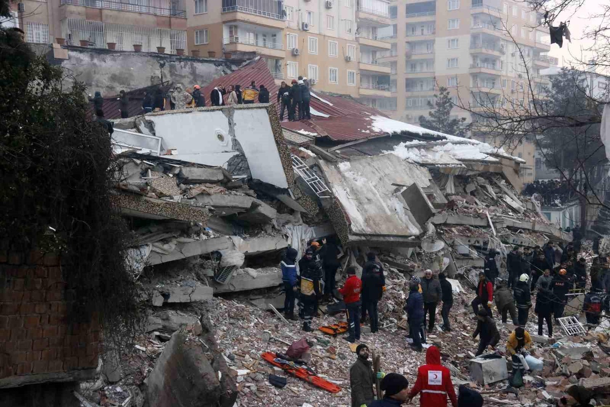 Gün ağardı, 7 katlı apartmanın enkazı ortaya çıktı