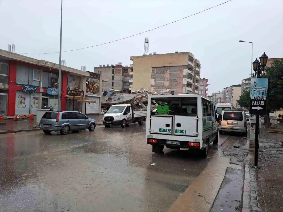Hatay\'da depremin yıkımı gün ağarınca ortaya çıktı