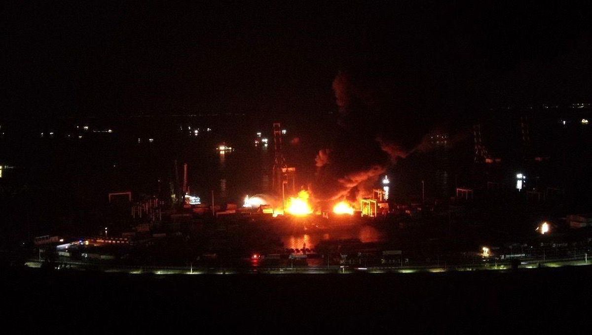 İskenderun\'da limanda deprem sonrası başlayan yangın devam ediyor