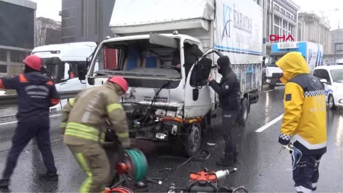 İSTANBUL-BEYLİKDÜZÜ D-100 KARAYOLUNDA KAZA: 2 YARALI