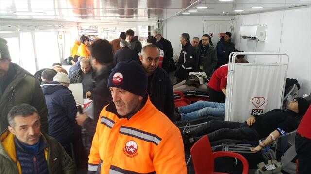 İstanbul'da deprem bölgesi için kan bağışı seferberliği İstanbul'da deprem bölgesi için kan bağışı seferberliği