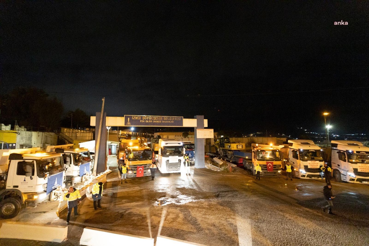İzmir Büyükşehir Belediyesi\'nin İş Makineleri Deprem Bölgesine Yola Çıktı
