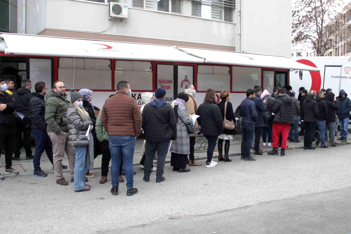 İzmir\'de deprem bölgesi için kan bağışı seferberliği