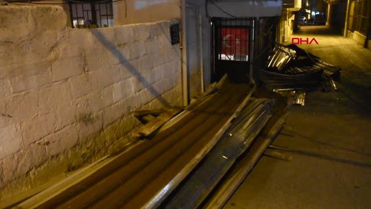 İZMİR\'DE FIRTINA NEDENİYLE OKULUN ÇATISI 4 KATLI APARTMANA UÇTU