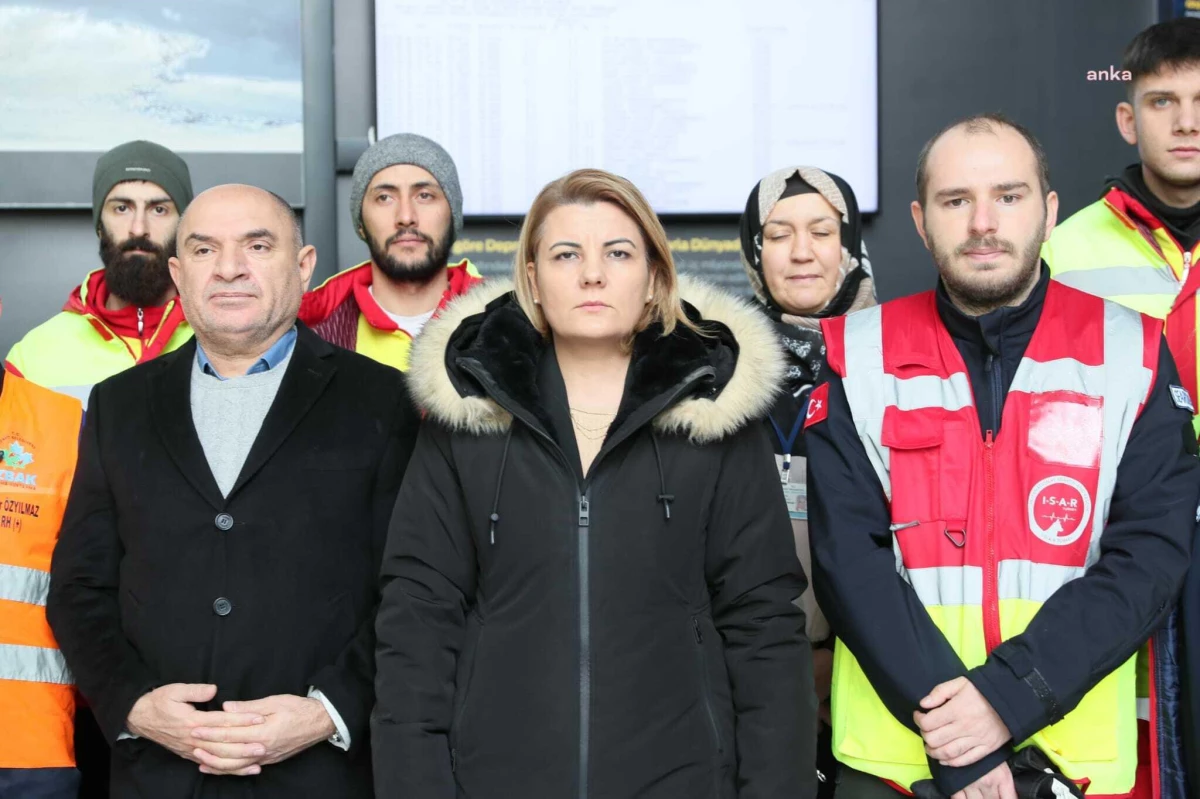 İzmit Belediye Başkanı Hürriyet Ve Chp Kocaeli Milletvekili Tarhan ile Kurtarma Ekipleri Deprem Bölgesine Gidiyor