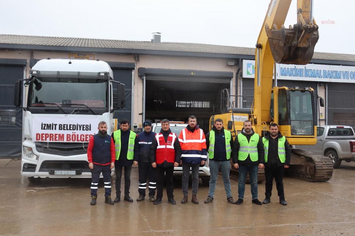 İzmit Belediyesi\'nin İş Makineleri, Deprem Bölgesine Doğru Yola Çıktı