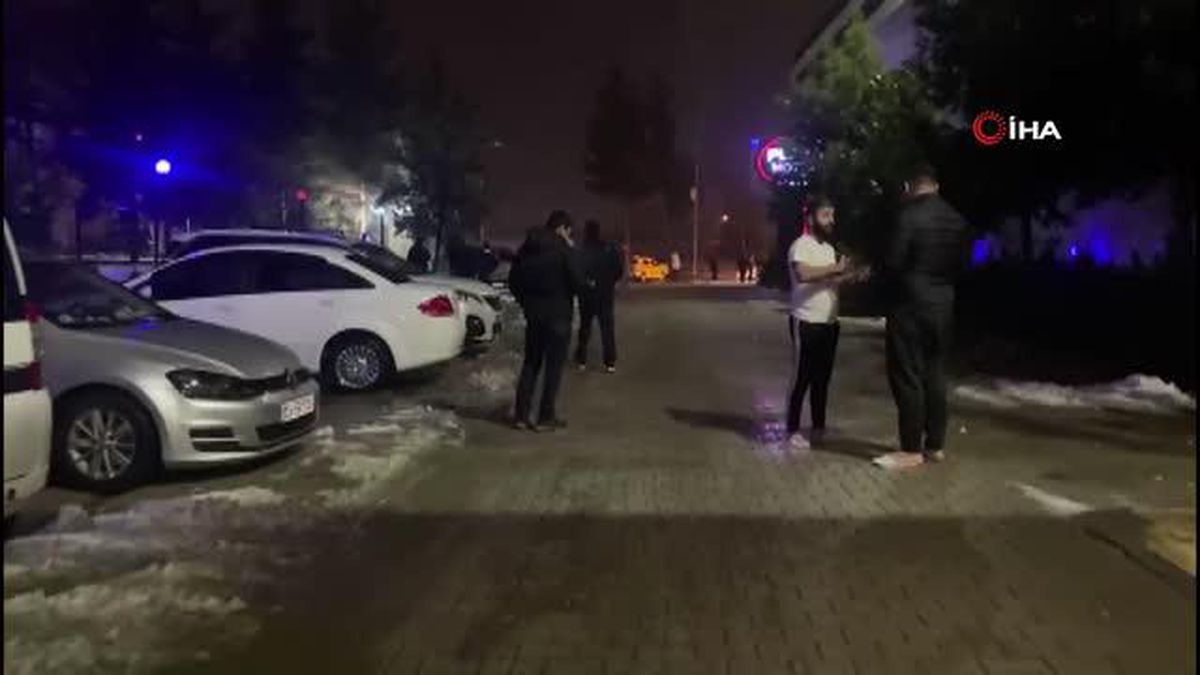 Hatay'da çok sayıda bina yıkıldı, akaryakıt istasyonlarında uzun kuyruklar oluştu