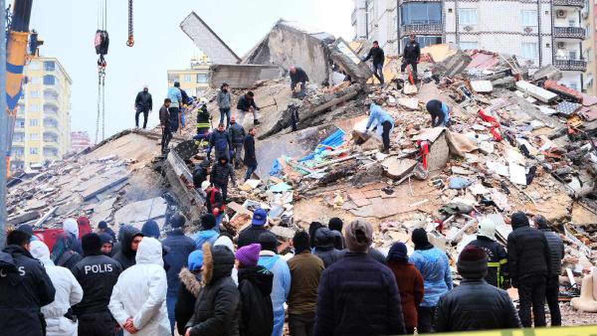 Kahramanmaraş\'ta 7.7 ve 7.6 büyüklüğünde 2 deprem; 5 bölge sallandı, çok sayıda ilde yıkım var (15)
