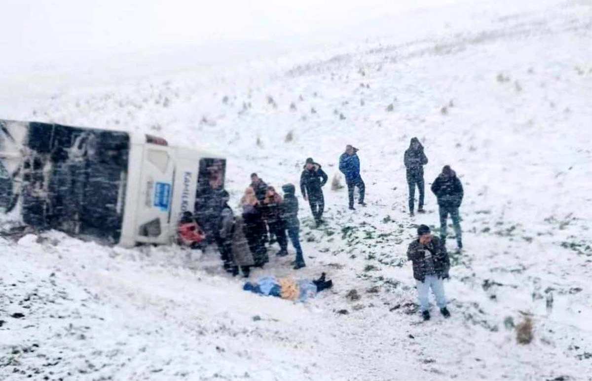 Kamil Koç\'a ait 2 otobüs 5 kilometre arayla karda yan yattı