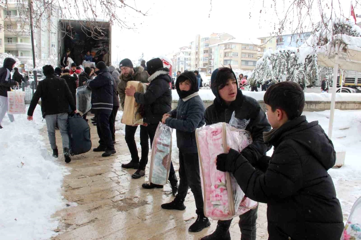 Karaman\'da vatandaşlar depremzedeler için seferber oldu