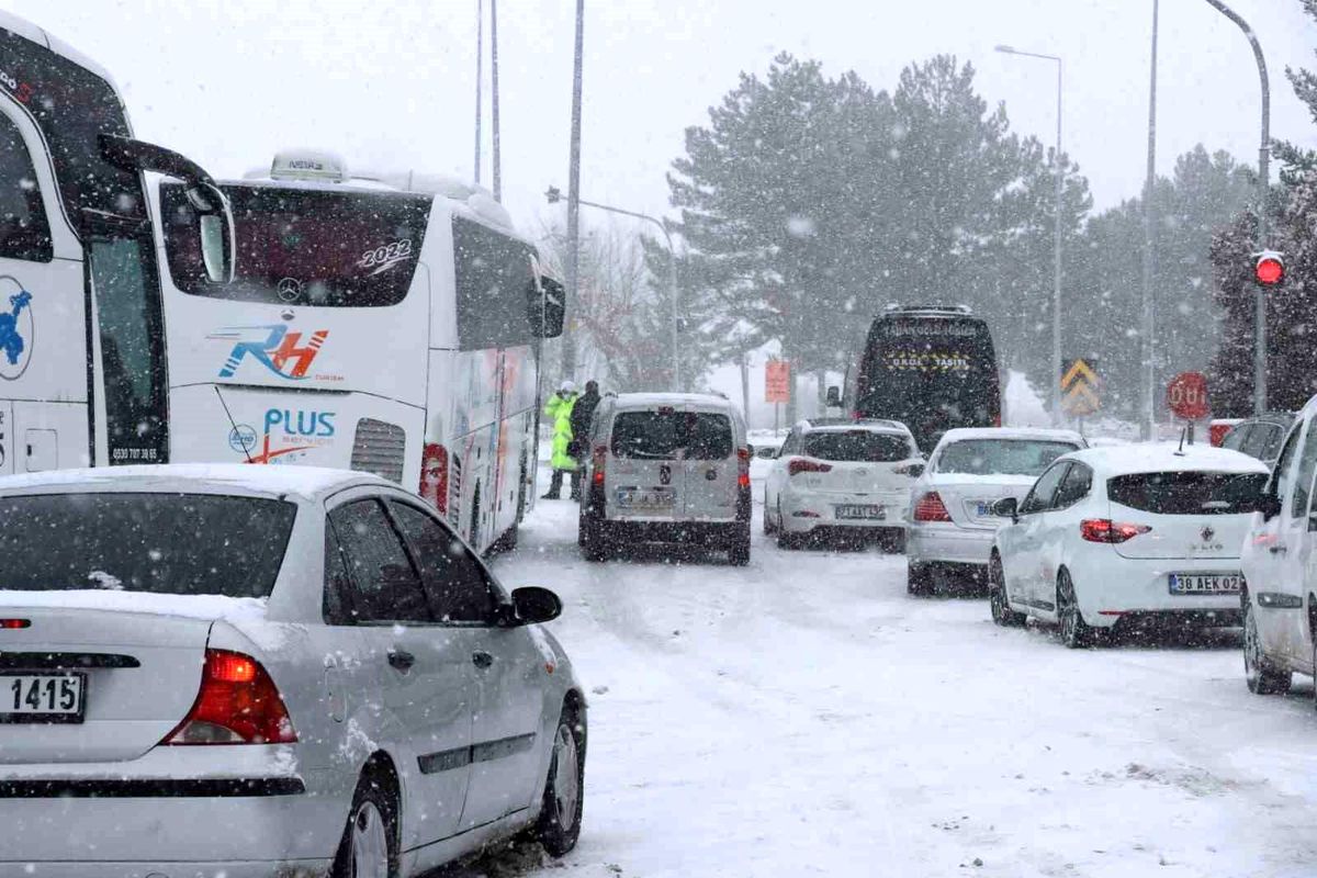 Kırşehir\'de ulaşıma \'kar sürgünü\' engeli