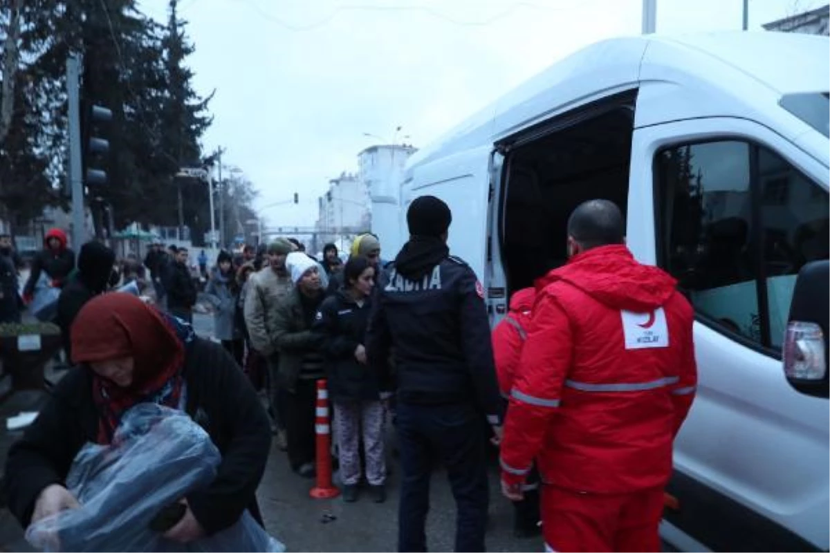 Kızılay ekipleri deprem bölgesine ulaştı