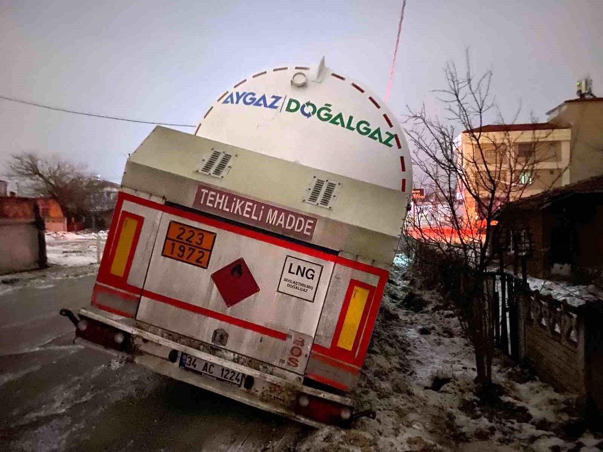 LPG yüklü tanker devrildi