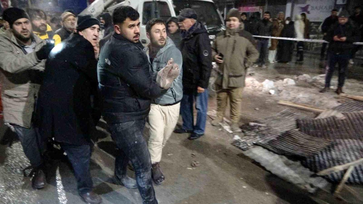 Malatya\'da enkaz altındaki yaralılara ulaşılmaya çalışılıyor