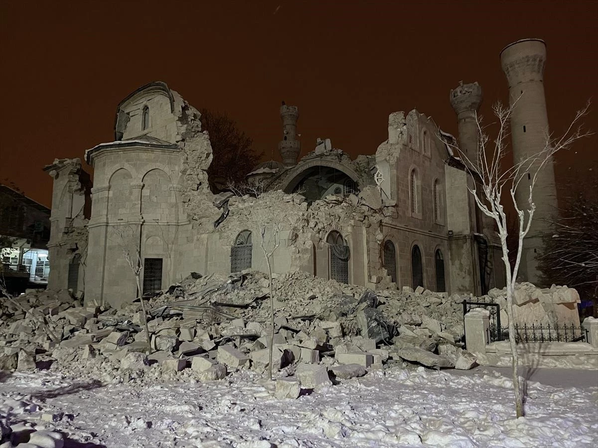 7,4\'lük deprem sonrası Malatya\'da 123 yıllık Yeni Camii yıkıldı
