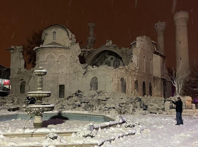 Malatya'da meydana gelen depremde 123 yıllık Yeni Camii yıkıldı