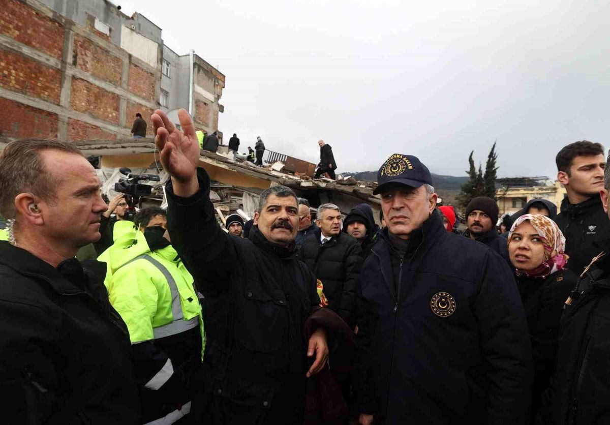 MSB: "Deprem bölgesinde 3 binin üzerinde Mehmetçik arama-kurtarma çalışmalarına katılıyor"