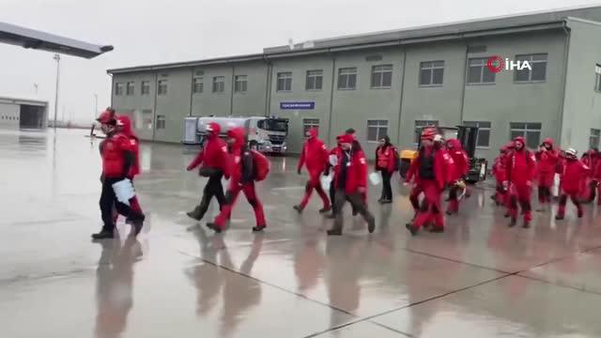 MSB: "Deprem bölgesindeki arama-kurtarma çalışmalarına şu an itibarıyla 3 binin üzerinde Mehmetçik katkı sağlıyor"