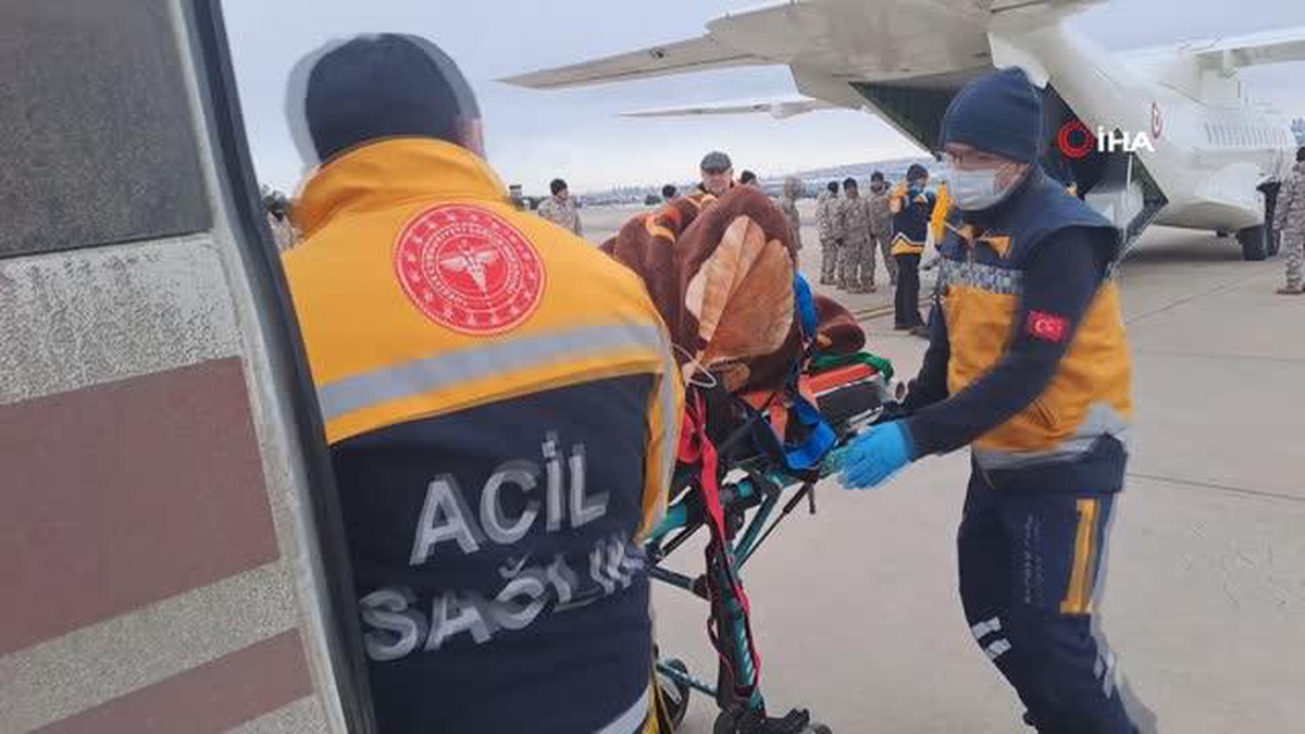 MSB: "Deprem bölgesinden kurtarılan vatandaşlarımız, Türk Silahlı Kuvvetlerimize ait ambulans uçaklarla Ankara ve İstanbul\'a getirilerek tedavi...